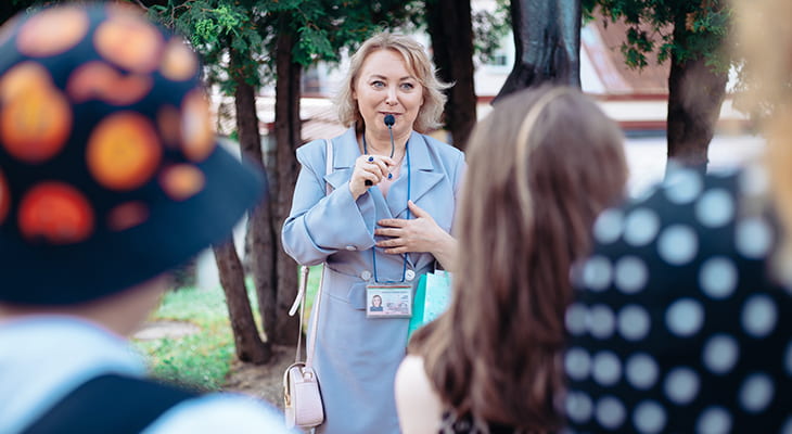 A tour guide addresses a crowd of tourists